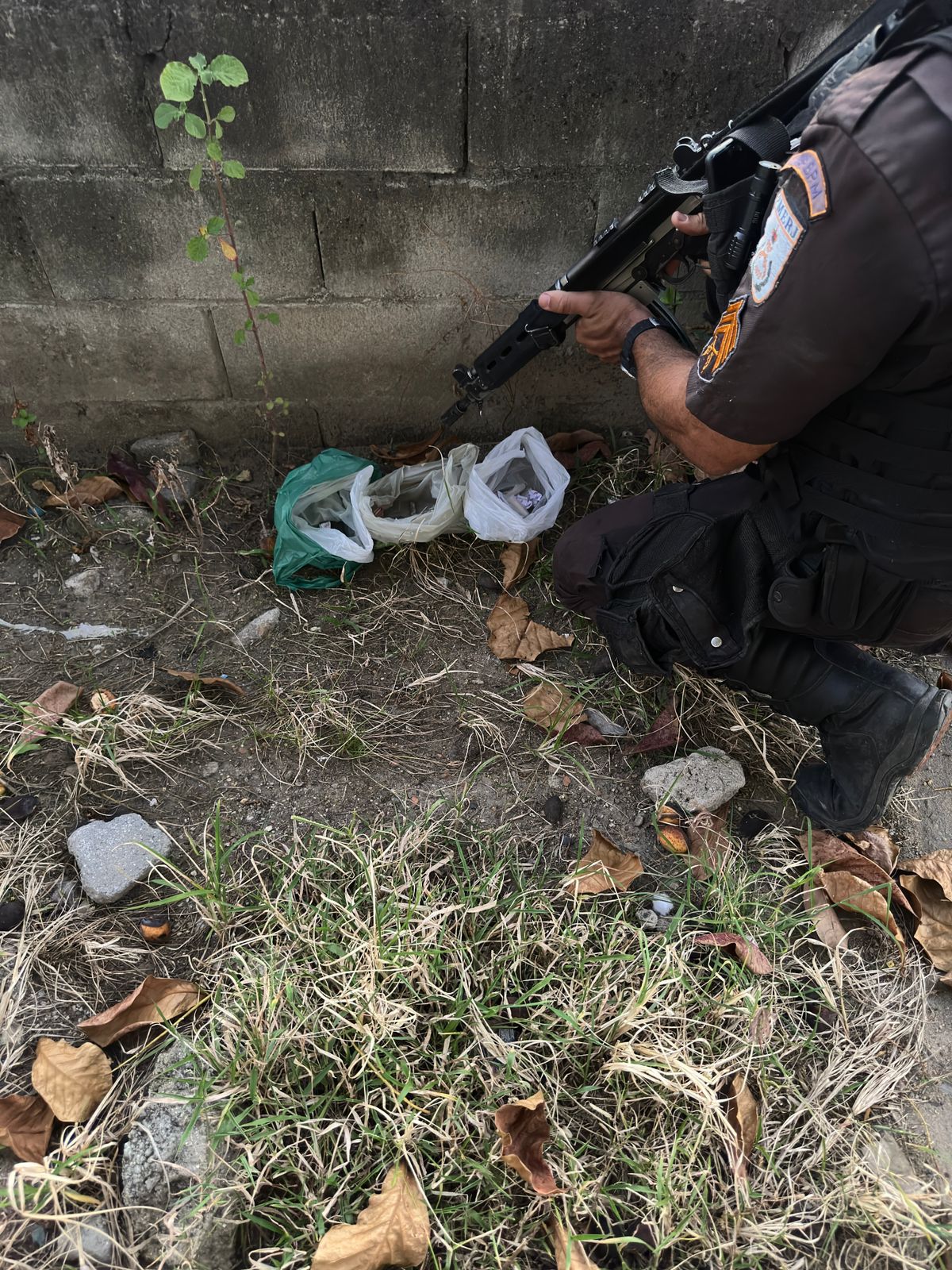 PMs prendem homem com sacola contendo drogas em Belford Roxo